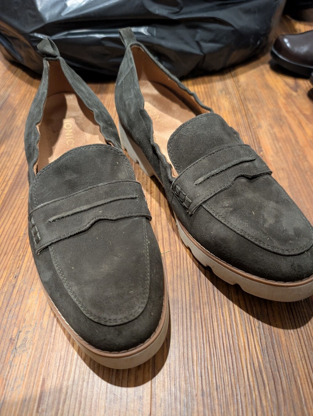 ✨MOVING SALE THIS WEEK ONLY✨ Women's Vionic Suede Loafers in Dark Olive